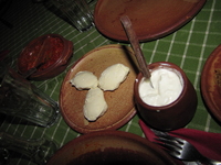 кисело млеко и кајмак